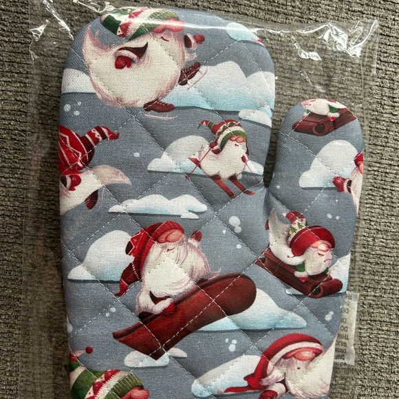 Christmas Gnome Oven Mitt - Picture 4 of 6